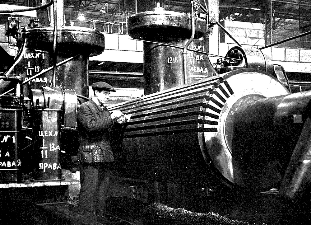 Турбогенератор для восстановленной Сталиногорской ГЭС. Фрезеровка пазов ротора. 1945 год