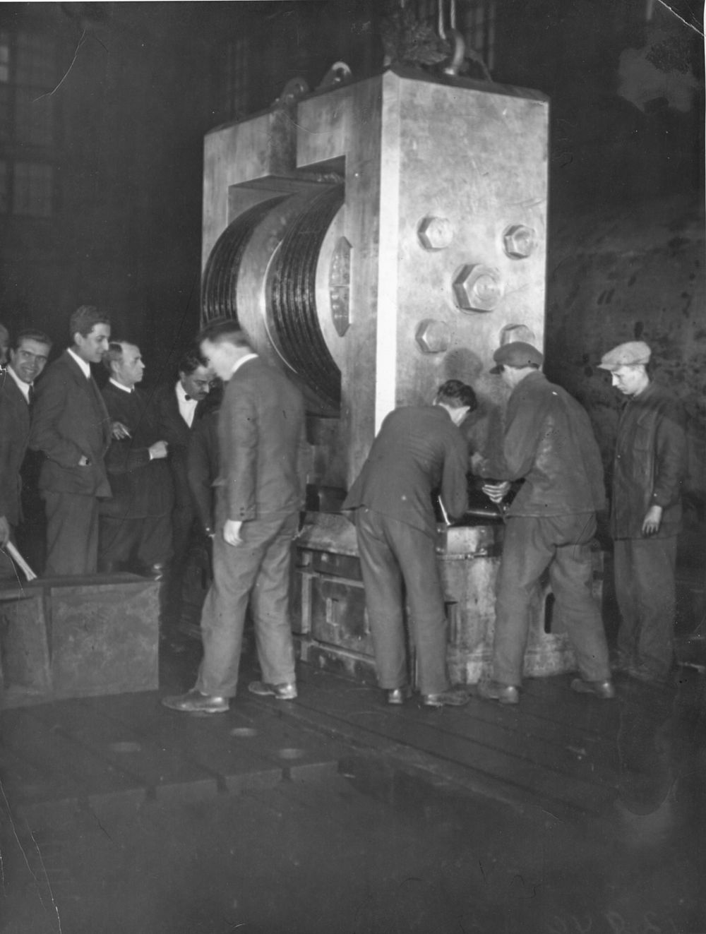 Установка по расщеплению атомного ядра. 1934 год