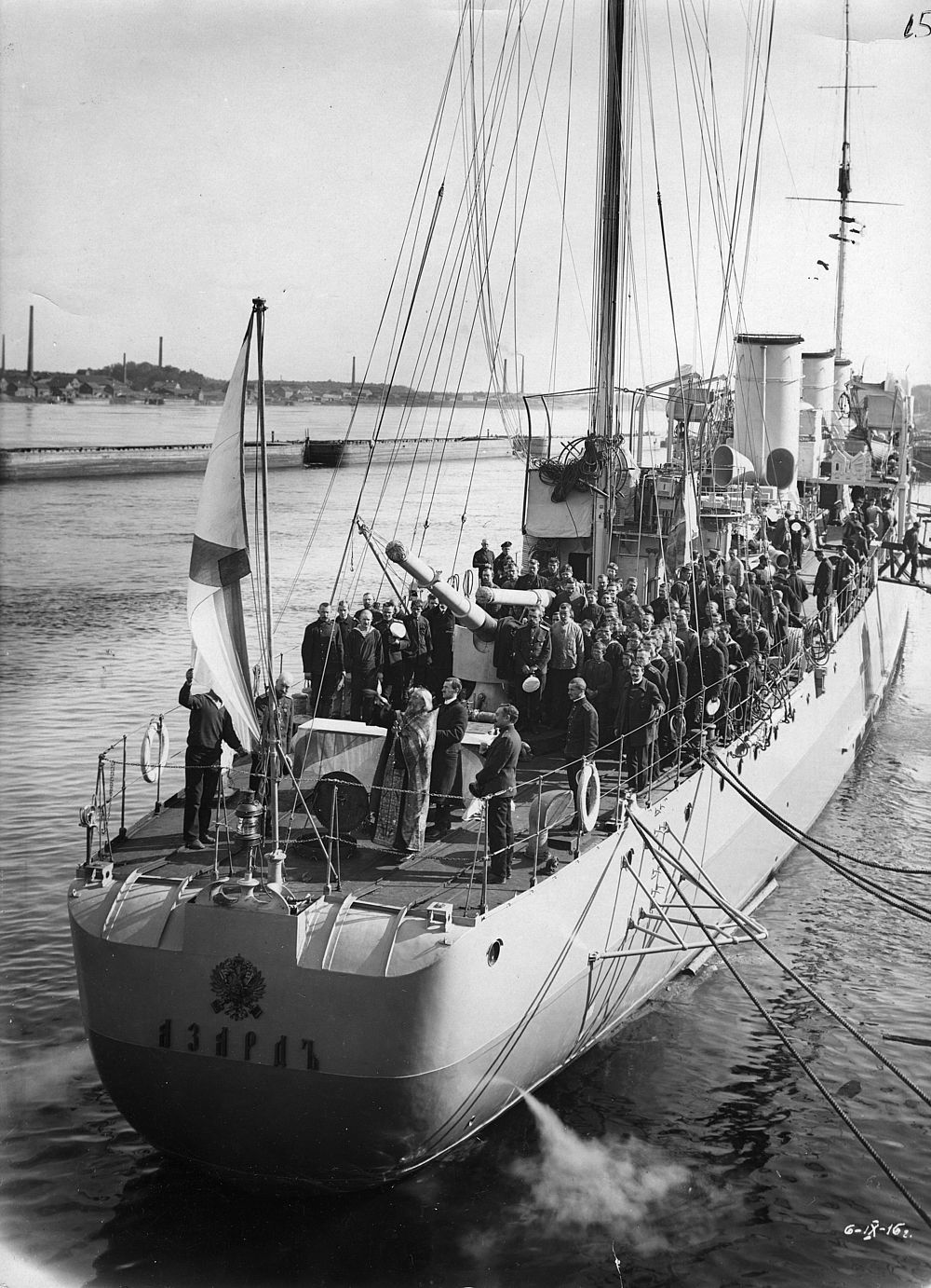 Подъем Андреевского флага на эсминце «Азард». 1916 год