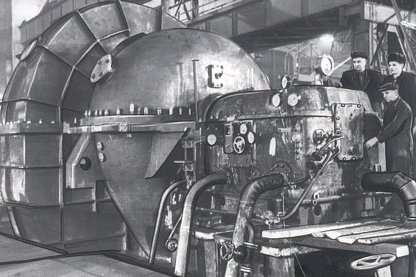 Первая советская газовая турбина ГТ-12-3. Работает на подземном газе. Мощность 12 МВт. 1955 год