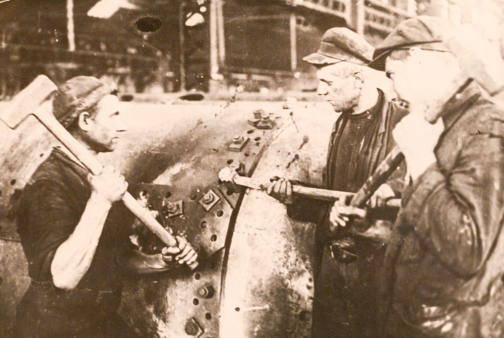 Клёпка корпуса котла вручную. 1925 год
