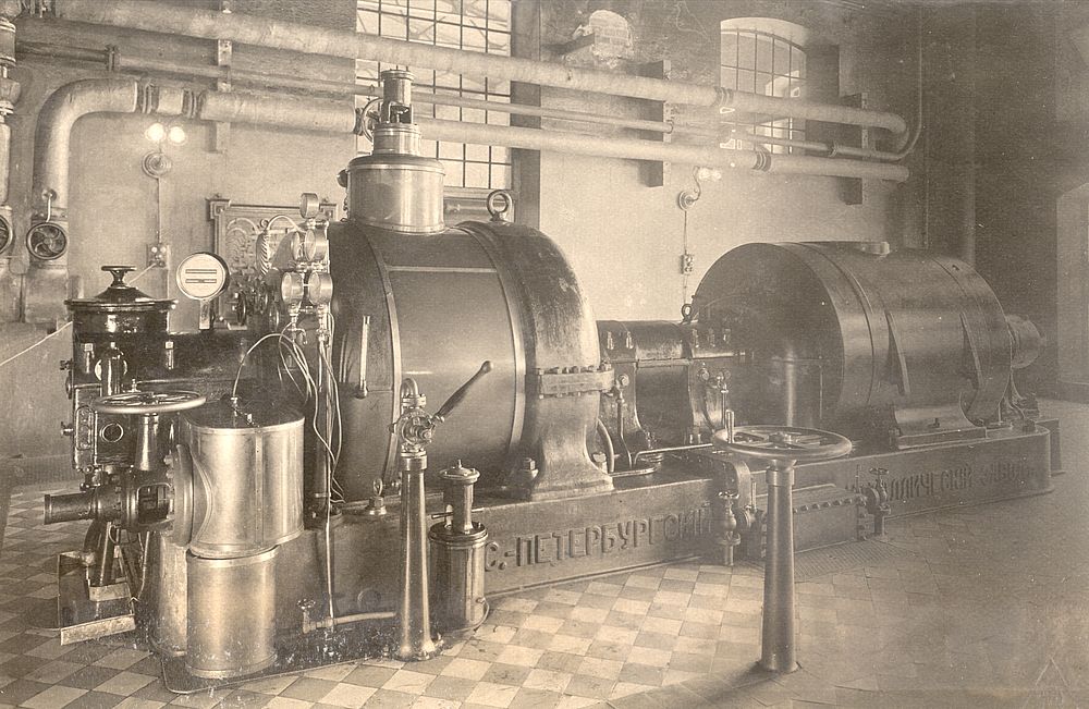 Первый турбогенератор мощностью 200 кВт. Изготовлен в 1907 году по чертежам французской фирмы «Рато», у которой в 1904 году приобретено право производства в России паровых турбин системы «Рато». 