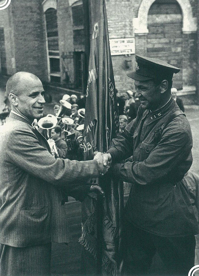 Награждение коллектива завода Красным знаменем за ударную работу по заказам фронта. 1941 год