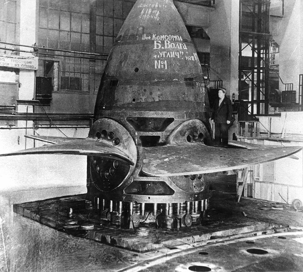 Поворотно-лопастная вертикальная гидротурбина мощностью 55000 кВт для Угличской ГЭС. 1939 год