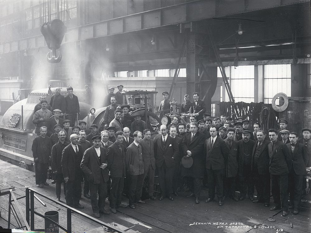 Группа советских и английских специалистов у первой паровой турбины мощностью 24 тыс. кВт. 1930 год