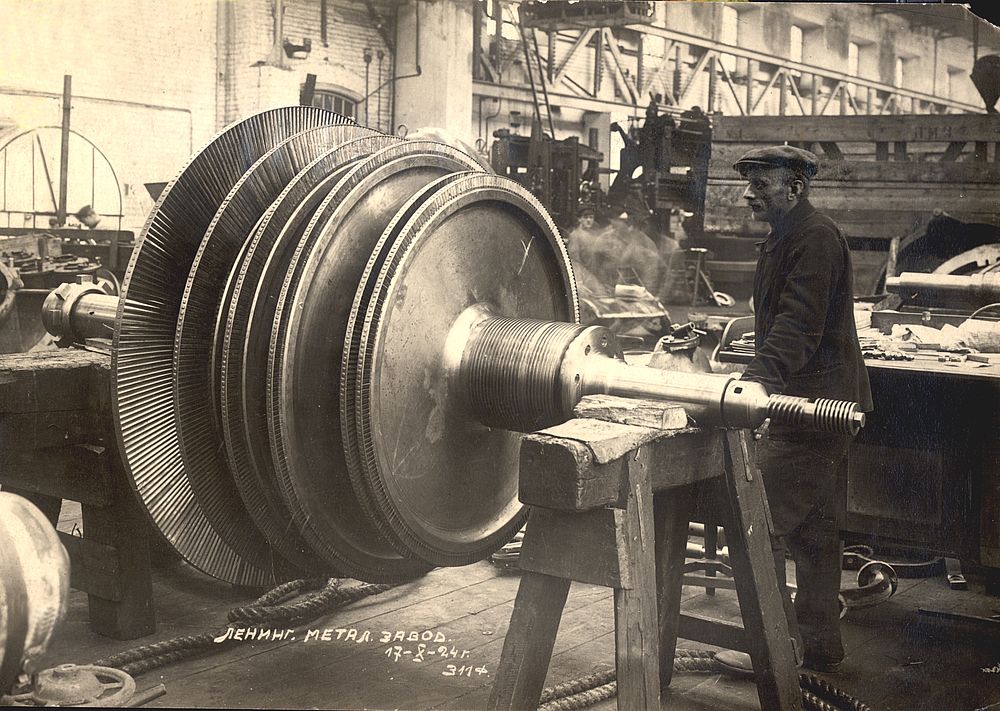 Сборка паровой турбины. Металлический завод. 1924 год