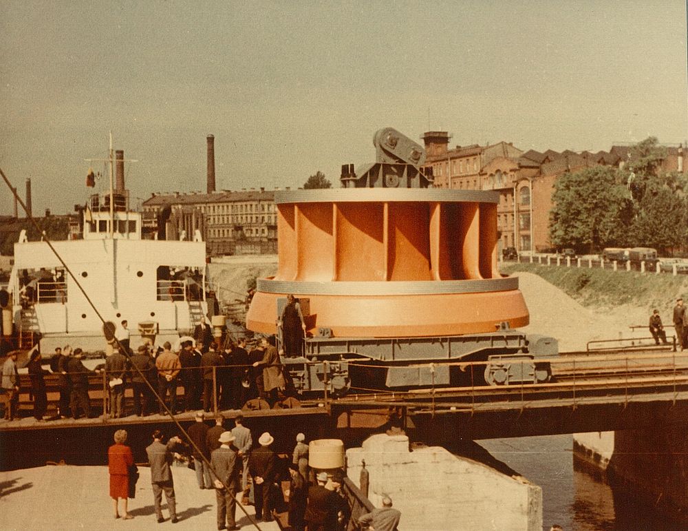 Погрузка на судно рабочего колеса гидротурбины для Красноярской ГЭС, 1977 год