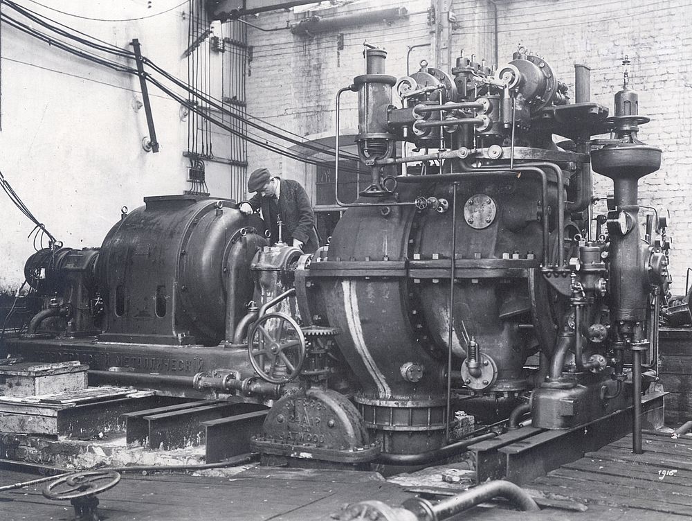 Турбинная мастерская Металлического завода. На переднем плане — сборка турбины мощностью 400 кВт, выполненной Металлическим заводом для Усть-Ижорской верфи. 1916 год