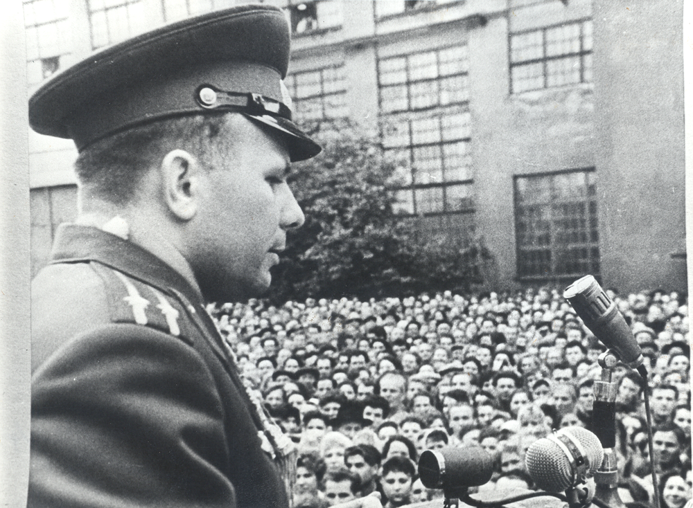 Юрий Гагарин на митинге с рабочими Ленинградского Металлического завода. 1962 год