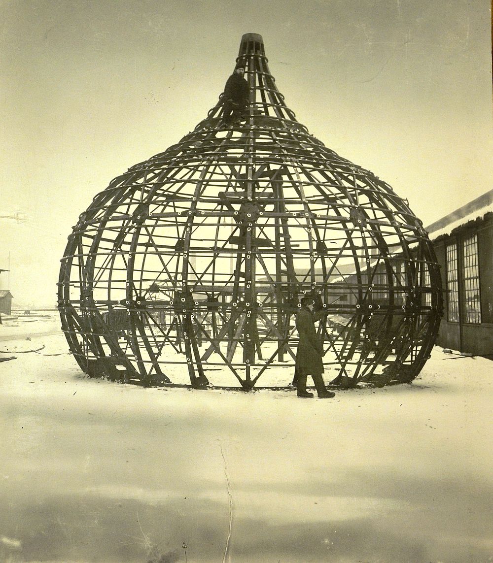 Сборка на заводе купола для храма Воскресения Христова в Петербурге. 1895 год