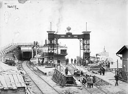 Портал и механизм подъема у железнодорожного парома на озере Байкал, 1900 год