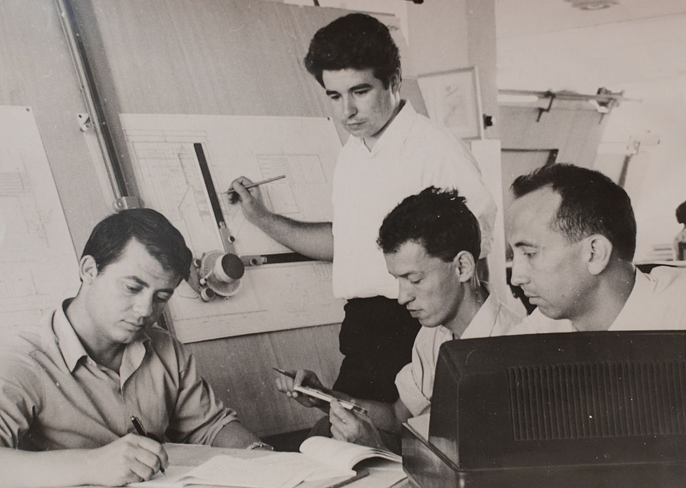 Творческий коллектив общественного конструкторского бюро. 1961 год